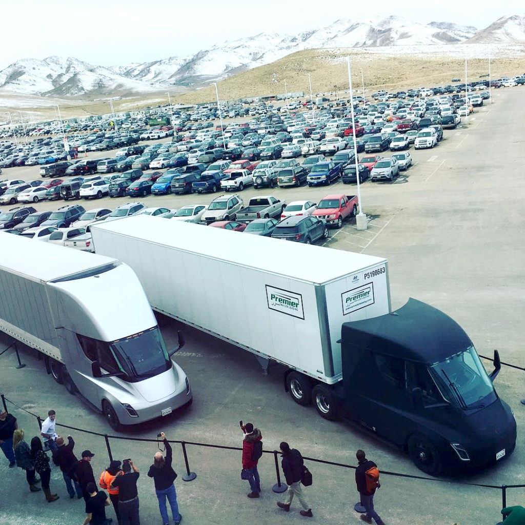 Two Tesla Semi leave Gigafactory 1 to delivery battery packs to Fremont factory