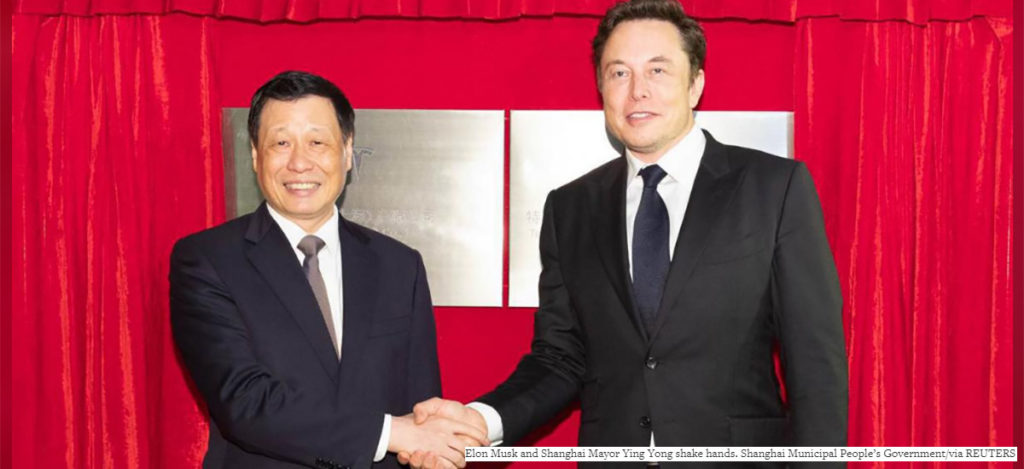 Elon Musk and Shanghair Mayor Ying Yong shake hands. Gigafactory China contract.