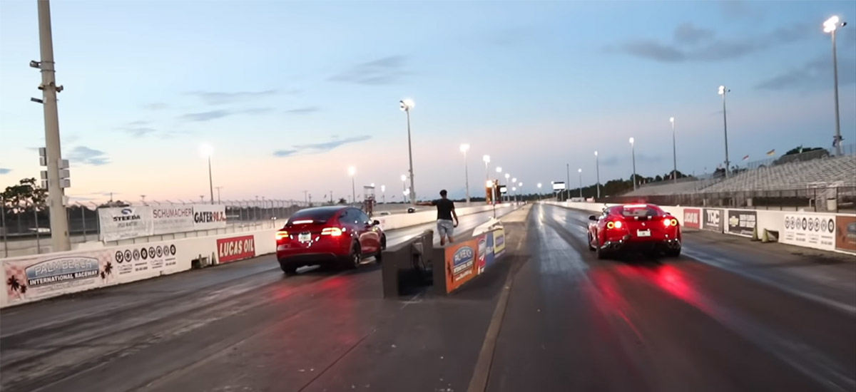 Drag Race: Tesla Model X P100D vs Ferrari 812 Superfast