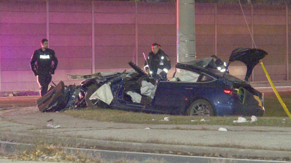 Tesla Model 3 crashes into a pole in Mississauga, Canada