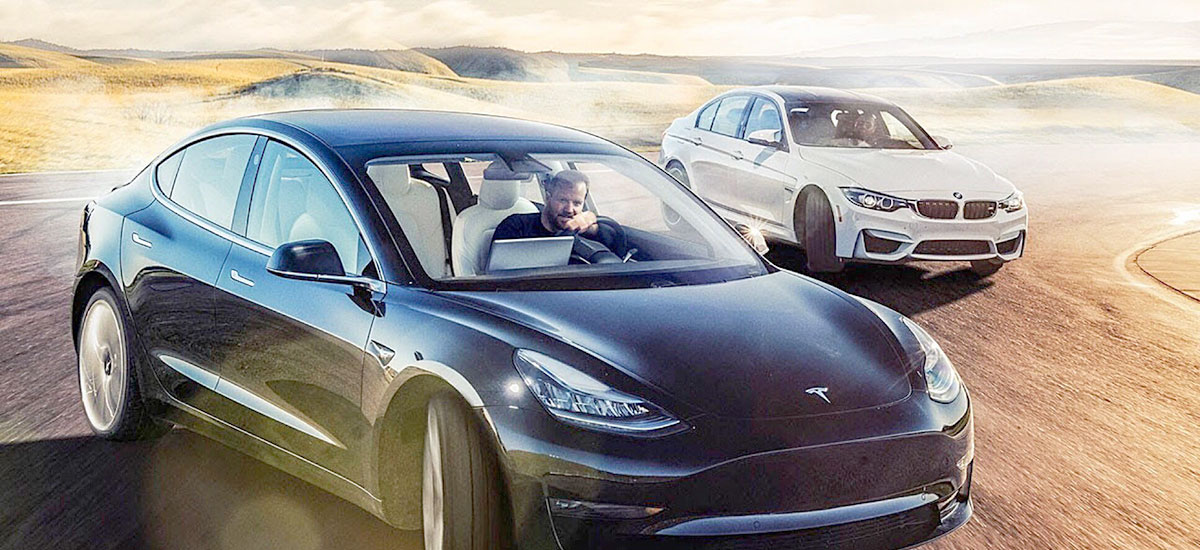An neatenție inel  Tesla Model 3 battles BMW M3 on the race track in the latest Top Gear video