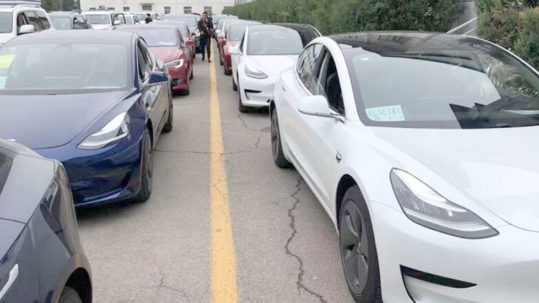 A large number of Tesla Model 3, Model S and Model Xs outside the Beijing Department of Motor Vehicles.